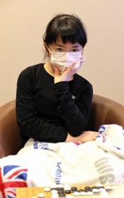 対局を振り返る仲邑菫初段＝２日午後、大阪市北区茶屋町（撮影・斎藤雅志）