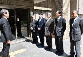 出発式で早金孝防災監（左）の訓示を受ける派遣職員＝兵庫県災害対策センター