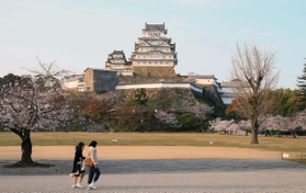 飲食を伴う花見の自粛が要請され閑散とする世界文化遺産・国宝姫路城＝２日午後、姫路市本町（撮影・小林良多）