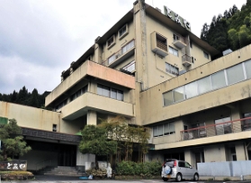 破産手続きに入る湯村温泉街の老舗旅館「とみや」＝２日午前、兵庫県新温泉町湯
