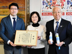 抗菌消毒スプレーを手にした井戸敏三知事（右）と志賀建華理事長（中央）ら＝兵庫県庁