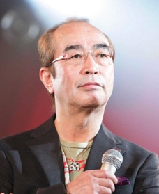 記者会見で記者の質問に耳を傾ける志村けんさん＝２００９年４月