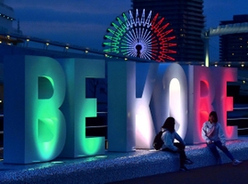 イタリア国旗の色にライトアップされた「ＢＥ　ＫＯＢＥ」のモニュメントと観覧車＝３日夜、神戸市中央区波止場町（撮影・中西幸大）