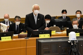 新型コロナウイルス感染症対策本部会議で発言する井戸敏三知事＝３日午後、神戸市中央区中山手通５、災害対策センター（撮影・後藤亮平）