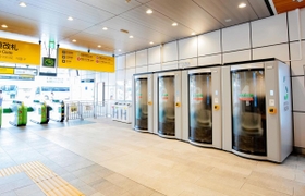 ＪＲ新宿駅構内に設置されている個室型ワークスペース（ＪＲ東日本提供）