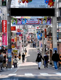 外出自粛要請で人通りの少ない東京・原宿の竹下通り＝４日午前１１時１６分