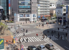 人通りが少ない大丸神戸店前の交差点＝４日午前１０時４７分、神戸市中央区（撮影・吉田敦史）