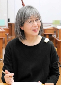 集まった“コロナ句”について語る八上桐子さん＝神戸市灘区王子町３、神戸文学館