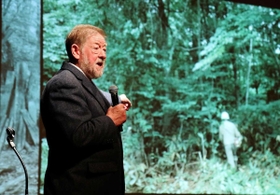 里山再生の取り組みなどテーマに講演するＣ・Ｗ・ニコルさん＝２０１８年１０月、たつの市揖保川町、アクアホール