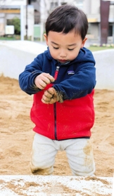 砂場で元気に遊ぶ優征ちゃん（２）
