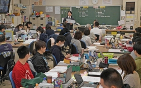 休校延長を巡る対応を話し合う教員ら＝６日午後、神戸市中央区東川崎町１（撮影・後藤亮平）