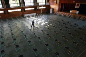 入学説明会の準備が進む体育館＝６日午後、神戸市中央区東川崎町１（撮影・後藤亮平）