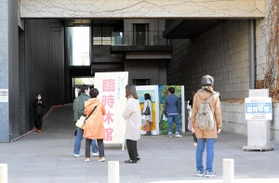 臨時休館が続く兵庫県立美術館＝３月２０日、神戸市中央区脇浜海岸通１