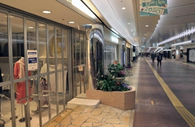 緊急事態宣言を受けて店舗が臨時休業し、閑散とする三宮の地下街「さんちか」＝８日午前１０時４分、神戸市中央区（撮影・斎藤雅志）