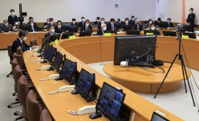 井戸敏三兵庫県知事や吉村洋文大阪府知事らが出席した関西広域連合新型コロナウイルス感染症対策本部会議＝８日午後、神戸市中央区下山手通６、兵庫県災害対策センター（撮影・斎藤雅志）