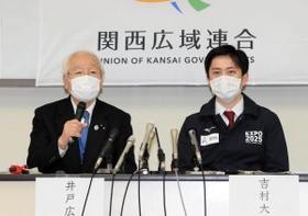 関西広域連合の会合後、記者会見する井戸敏三兵庫県知事（左）と吉村洋文大阪府知事＝８日午後、兵庫県庁（撮影・斎藤雅志）
