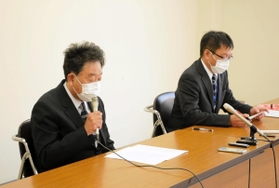 デイケアの再開について説明するグリーンアルス伊丹の上田隆施設長（左）と塩田真一郎事務長＝８日午後、伊丹市千僧１、県伊丹庁舎別館（撮影・大田将之）