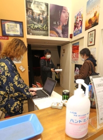 兵庫県に緊急事態宣言が発令された中、営業を続ける元町映画館＝８日午後４時３９分、神戸市中央区元町通４（撮影・辰巳直之）