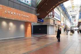 臨時休業や時短営業などの店舗が目立ち、買い物客もまばらな三ノ宮センター街＝８日午前１１時、神戸市中央区（撮影・斎藤雅志）