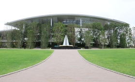 ＪＲ尼崎脱線事故の犠牲者の追悼施設「祈りの杜」＝尼崎市久々知３（２０１８年撮影）