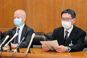 女性看護師の感染状況について説明する宝塚市立病院関係者＝９日夜、宝塚市役所