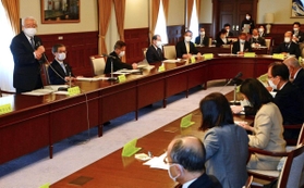 緊急事態宣言の発令を受け開かれた、兵庫県の第２回新型コロナウイルス感染症対策協議会＝９日午前、神戸市中央区、兵庫県公館（撮影・秋山亮太）