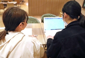 パソコンで就職活動の情報を探す大学生。先が見えず、不安と焦りを募らせている＝西宮市内