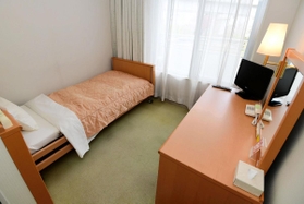 公開された「ニチイ学館神戸ポートアイランドセンター」宿泊棟の個室＝１０日午前、神戸市中央区（撮影・中西幸大）