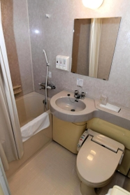 各個室に備えられたユニットバス＝１０日午前、神戸市中央区（撮影・中西幸大）