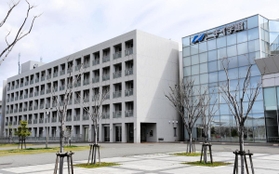 新型コロナウイルス感染者の軽症者療養施設として神戸市が使用するニチイ学館ポートアイランドセンター＝１０日午前、神戸市中央区（撮影・中西幸大）