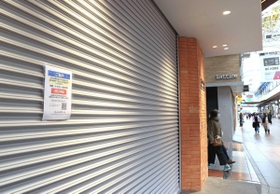 臨時休業した三宮センター街の店舗＝８日午前、神戸市中央区
