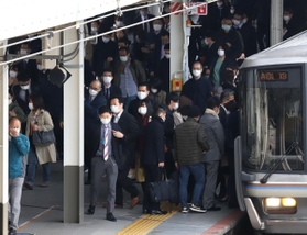 朝のラッシュ時間帯に通勤する人たち＝１０日午前、ＪＲ三ノ宮駅