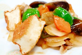 「厚揚げで酢豚風」。厚揚げを使って風味とボリュームをアップ