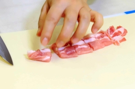 写真【２】豚肉が味にコク。薄切りの豚肉を使って、味にコクをプラス