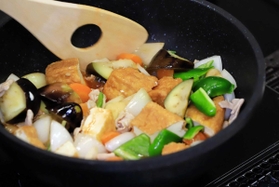 写真【３】大豆にレシチン。大豆に含まれるレシチンは脂質の一種で脳の神経伝達物質合成に欠かせない。厚揚げと豚肉で植物性と動物性の両タンパク質が取れる