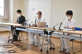 入院患者の感染を受け、病院の診療体制などを説明する尼崎医療生協病院の大沢芳清院長（中央）ら＝尼崎市南武庫之荘１１