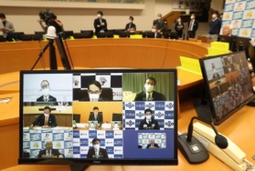 西村康稔経済再生担当相と、井戸敏三兵庫県知事ら７都府県の知事たちが話し合ったテレビ会談＝１１日午後、神戸市中央区、兵庫県災害対策センター（撮影・辰巳直之）