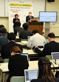 新型コロナウイルス感染拡大防止のための休業要請について知事から説明がされた会見＝１３日午後６時すぎ、兵庫県庁（撮影・後藤亮平）