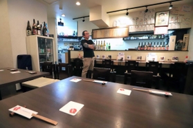 開店直後、客がいない店内でテレビの画面を見つめる「なおちゃん」店主の猶原剛さん＝１３日午後、神戸市中央区中山手通１（撮影・斎藤雅志）