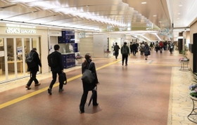 新型コロナウイルスの感染拡大で緊急事態宣言が出され、通勤の人も少なめ＝１３日午前、神戸市中央区（撮影・鈴木雅之）