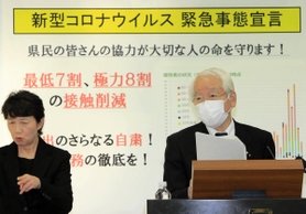 休業要請について会見で説明する井戸敏三知事＝１４日午後、兵庫県庁（撮影・鈴木雅之）