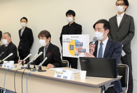 要望書を提出後、記者会見する飲食店主ら＝神戸市役所