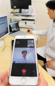 スマートフォンの画面を通じ、医師と患者がやりとりできるオンライン診療＝神戸市灘区灘南通５、青野クリニック