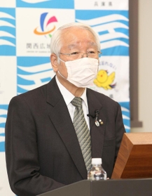 兵庫県の新型コロナ対策などについて話す井戸敏三知事＝１５日午後、兵庫県庁（撮影・辰巳直之）