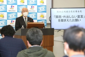 兵庫県の新型コロナ対策などについて話す井戸敏三・兵庫県知事＝１５日午後、兵庫県庁（撮影・辰巳直之）