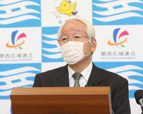 兵庫県の新型コロナ対策などについて話す井戸敏三知事＝１５日午後、兵庫県庁（撮影・辰巳直之）