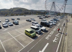 空きスペースが目立つ淡路サービスエリアの駐車場＝１８日午後、淡路市岩屋