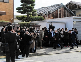 組員や警察官、報道陣が集まった神戸山口組の会合前の様子。現在、会合は見送られているという＝２０１９年１２月、神戸市西区