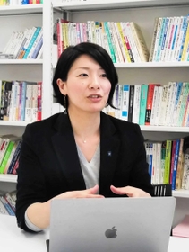 「感染者が批判されるような社会でいいのかと考えてほしい」と話す村山綾准教授＝大阪府東大阪市、近畿大