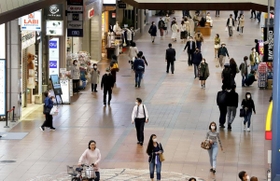 緊急事態宣言後、人通りが減った平日正午過ぎの三宮センター街＝４月２０日午後０時８分、神戸市中央区三宮町１（撮影・吉田敦史）